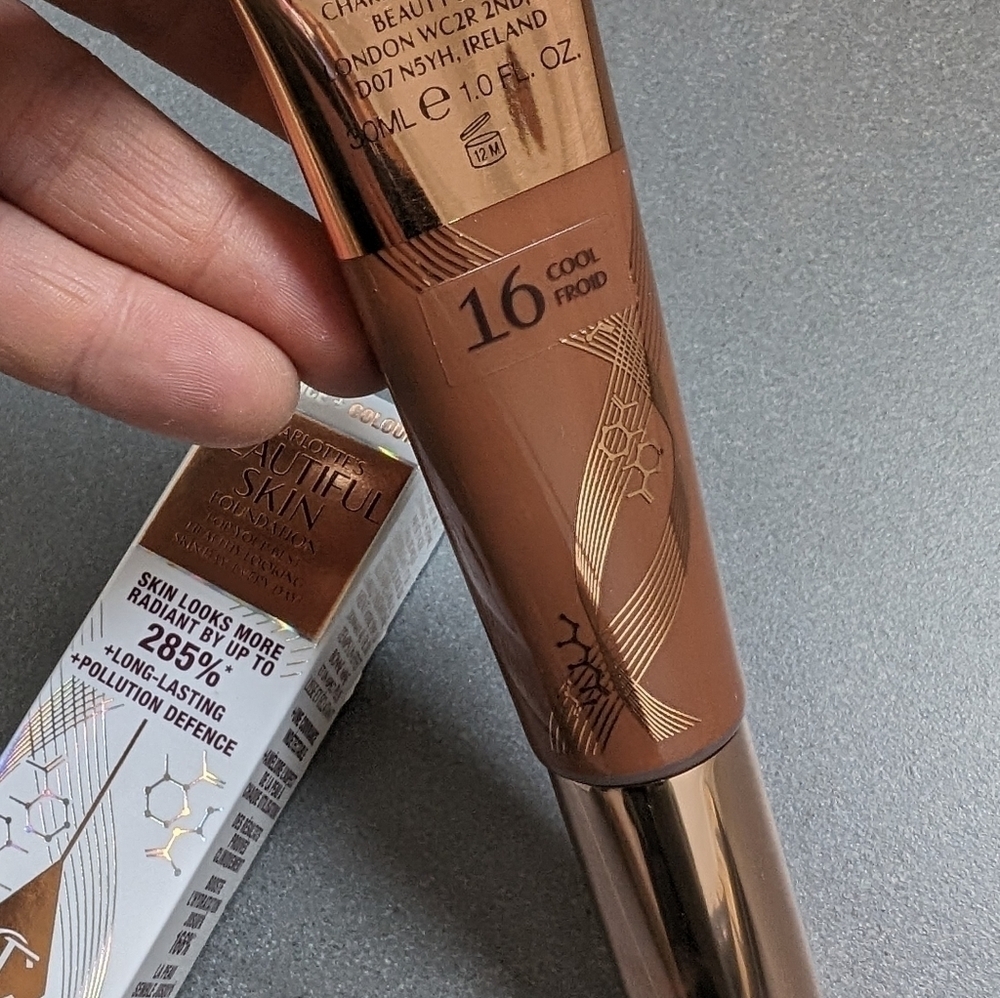 Charlotte Tilbury Foundation Beautiful Skin 16 Cool - Picture 5 of 10